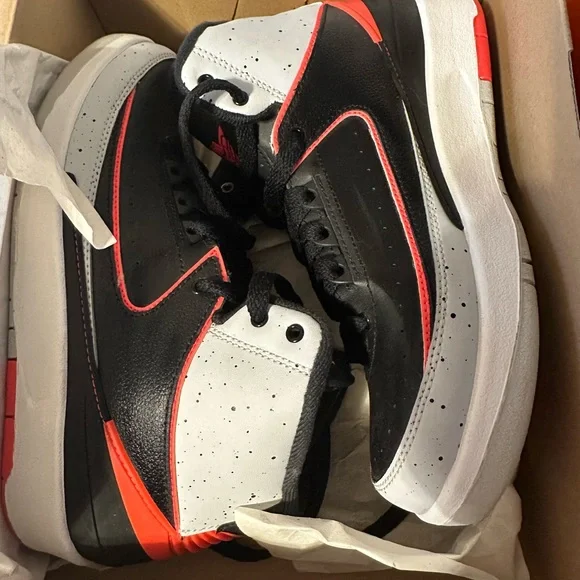 Jordan Black and White Sneakers Sporty Classic Design - Picture 3 of 3